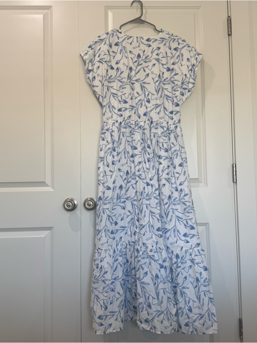 Abercrombie & Fitch Twist Front White Maxi Dress with Blue Leaf Print - Picture 4 of 7